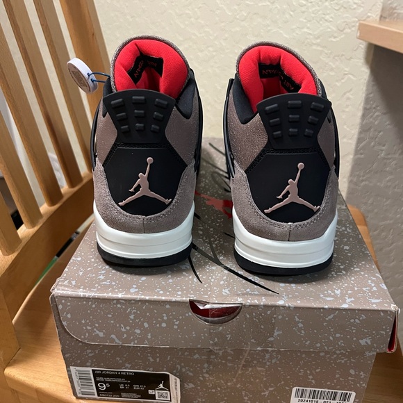 Jordan 4 Taupe Haze Mens 9.5 Brand new authentic Deadstock - Picture 4 of 6